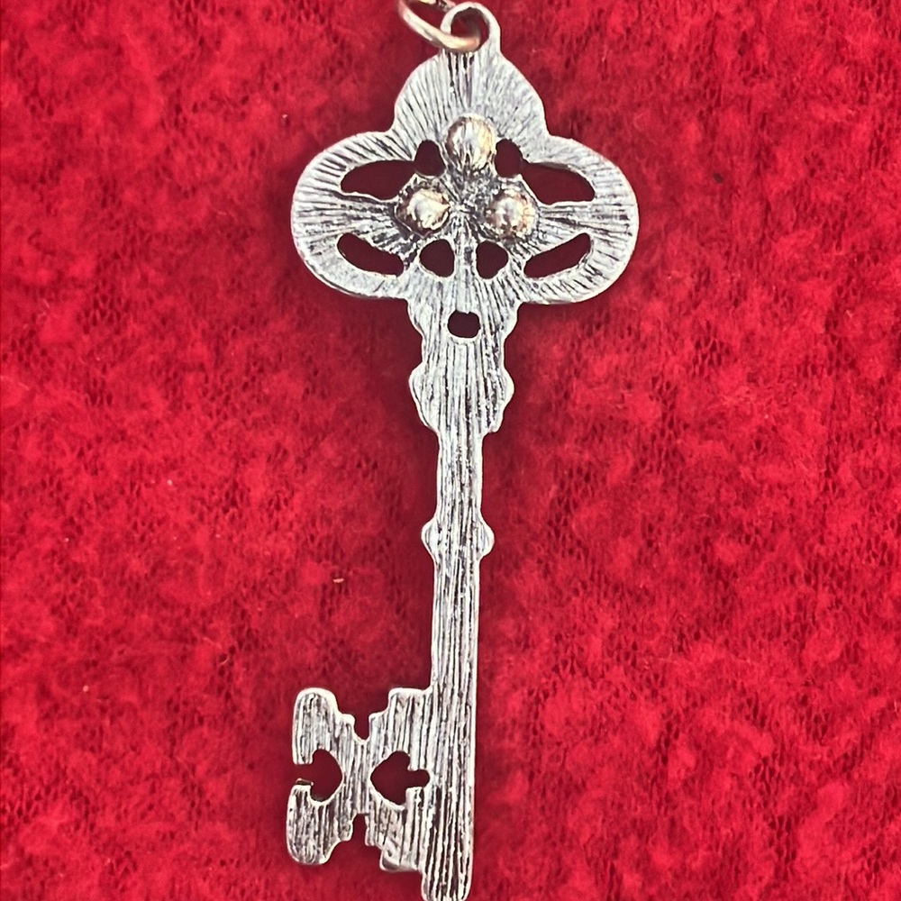 Silver tone Skeleton Key Pendant - Picture 3 of 9